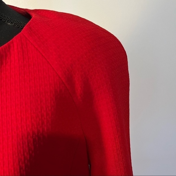 Vintage Dana Buchman red 2-piece skirt suit, front button. Size 10P - Picture 7 of 12